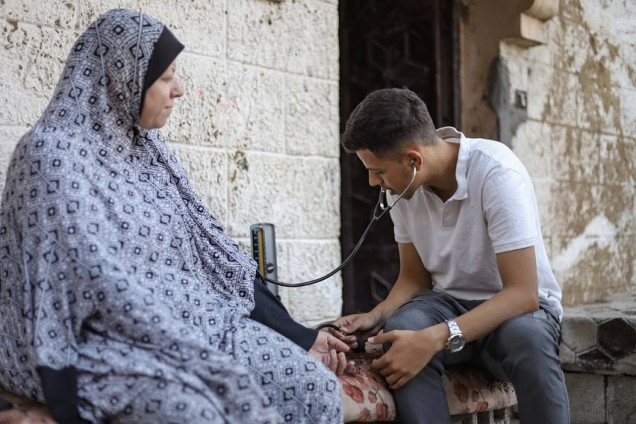 عمر بعلوشة.. ممرض يداوي جراح شمال غزة